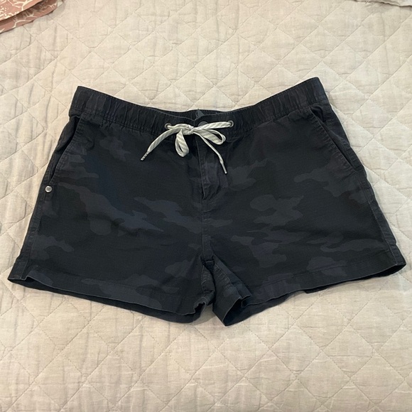 Vuori Women's Dark Camouflage ripstop Shorts excellent condition - Picture 1 of 7